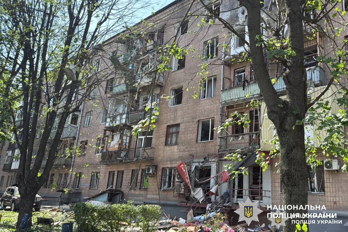 поліція працює на місцях ворожих обстрілів Харкова
