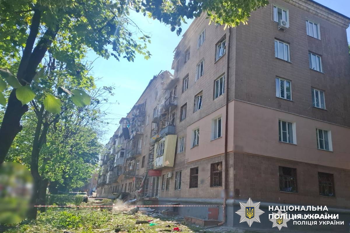 поліція працює на місцях ворожих обстрілів Харкова