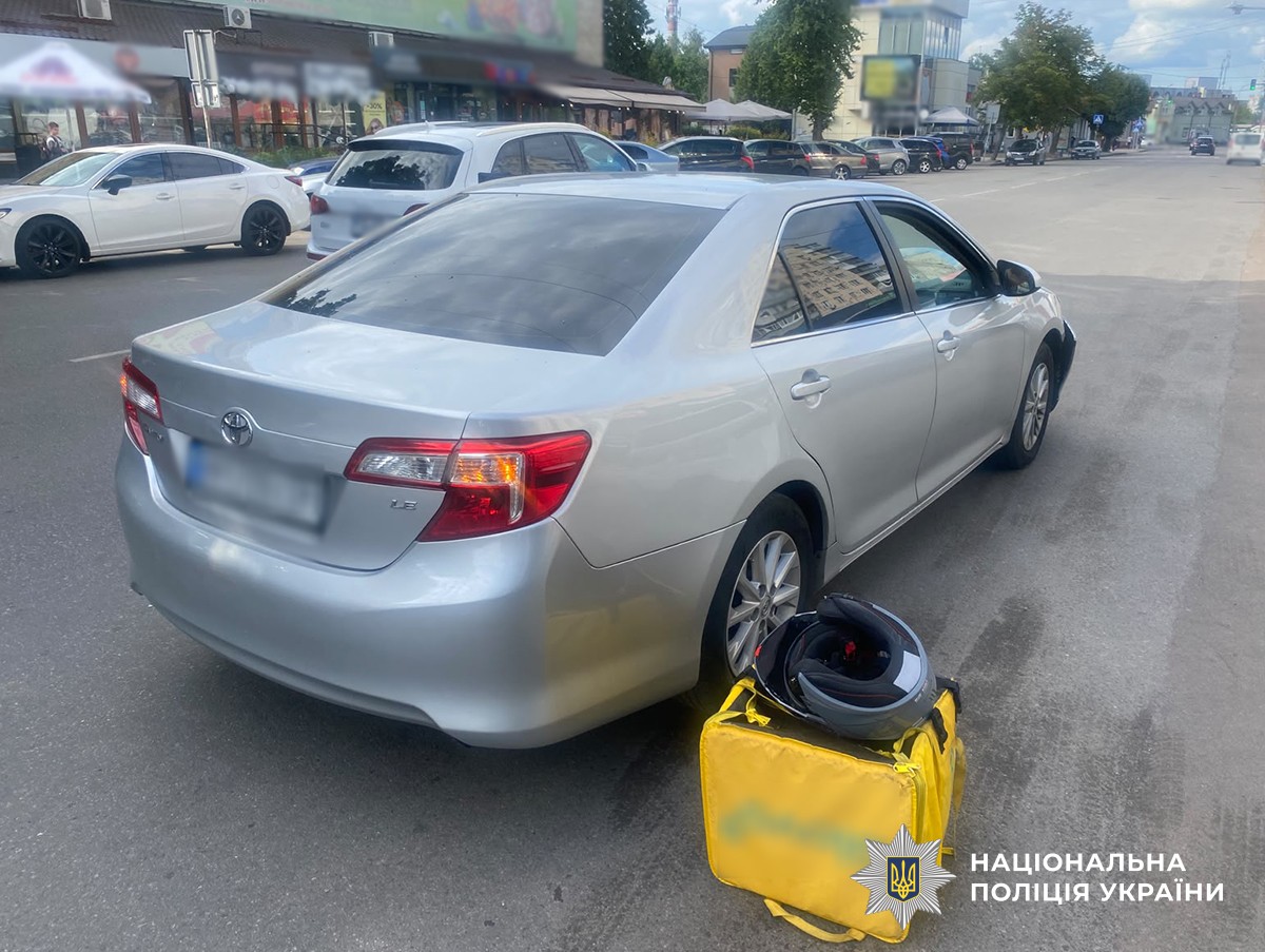 У Житомирі зіткнулися легковик і зустрічний мотоцикл курʼєра доставки: 20-річний чоловік в лікарні