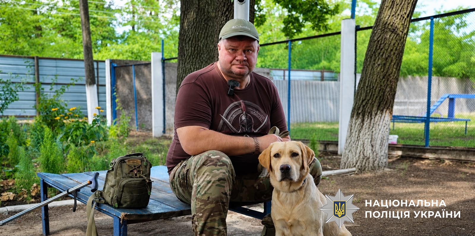 Кінолог зі службовою собакою
