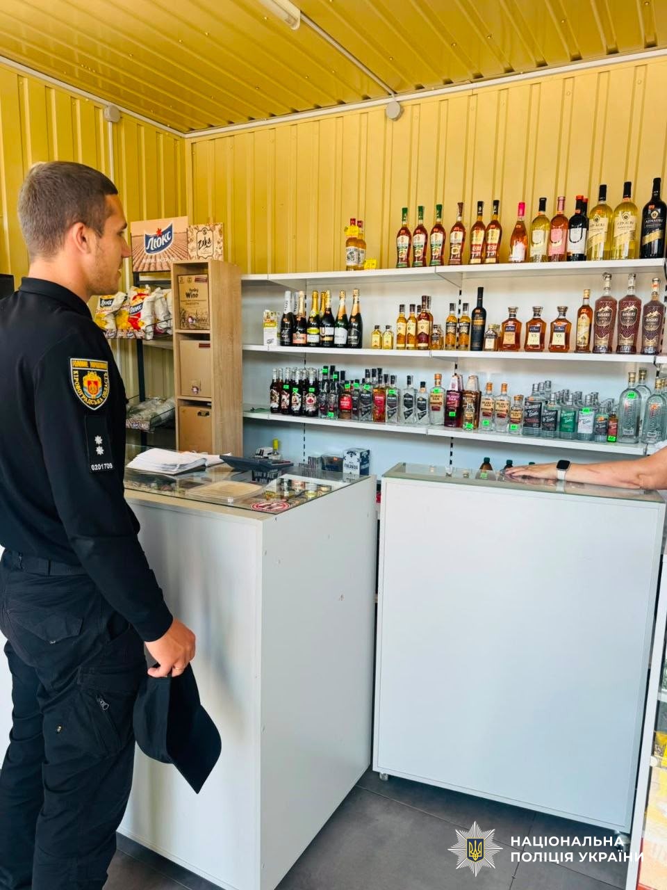 Поліцейський здійснює превірку