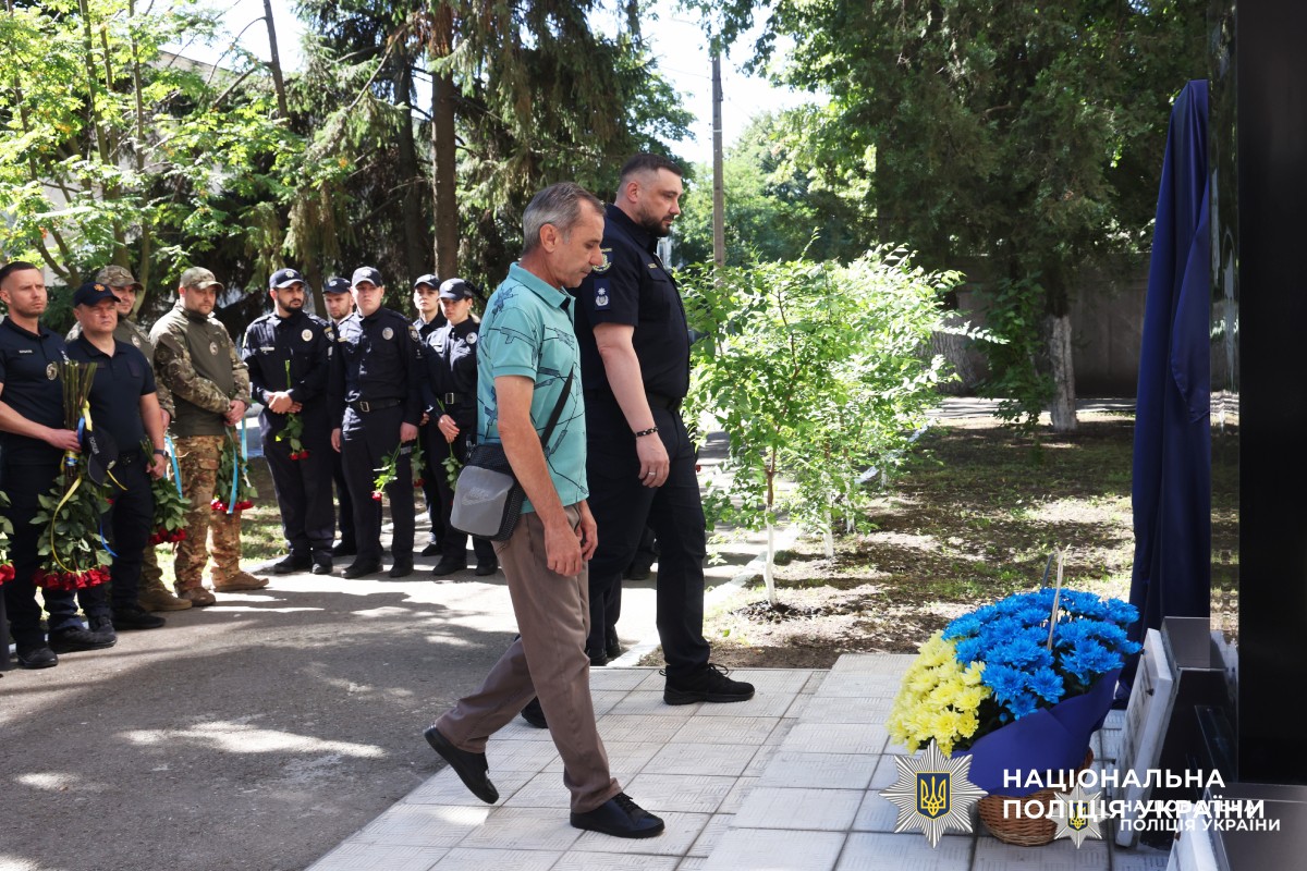 Назавжди в строю: у Харкові відкрили меморіальну стелу поліцейському Денису Котляру