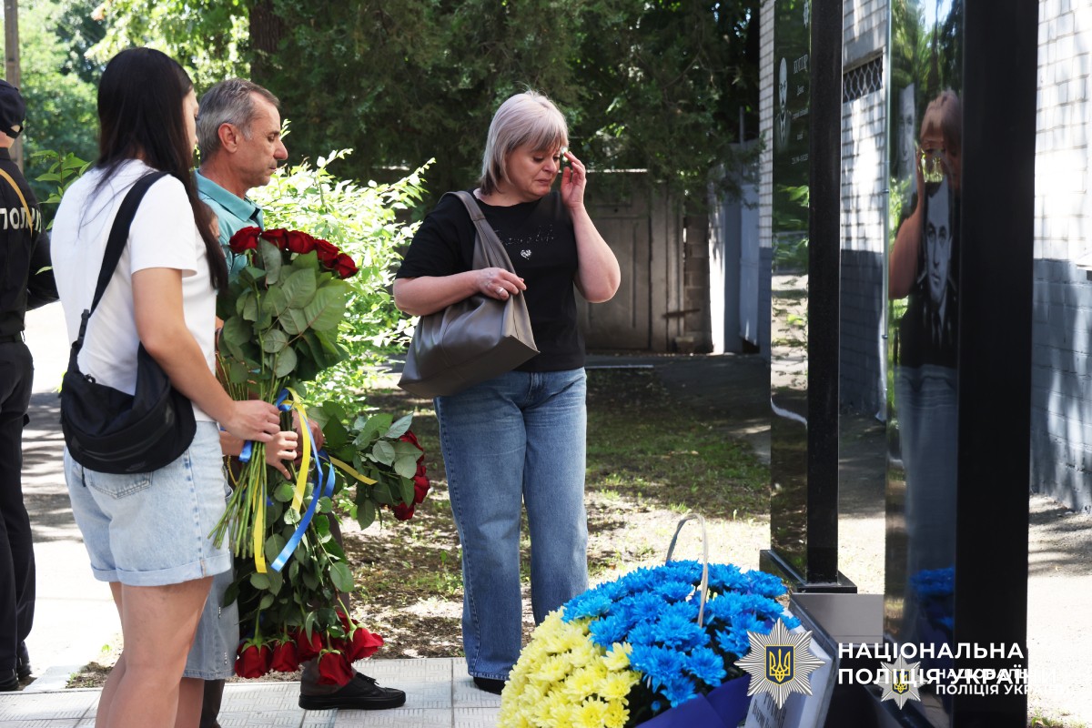 Назавжди в строю: у Харкові відкрили меморіальну стелу поліцейському Денису Котляру