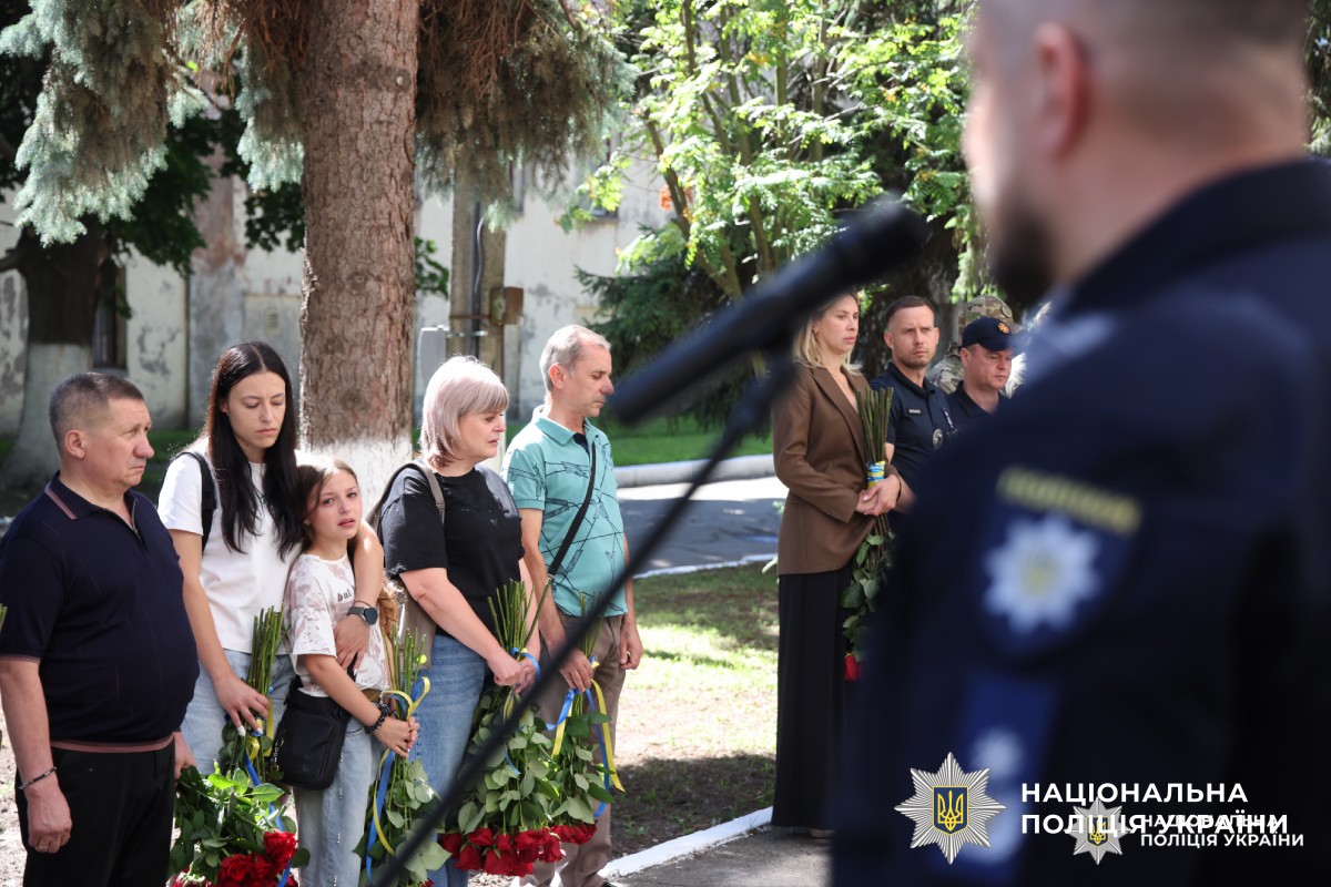 Назавжди в строю: у Харкові відкрили меморіальну стелу поліцейському Денису Котляру