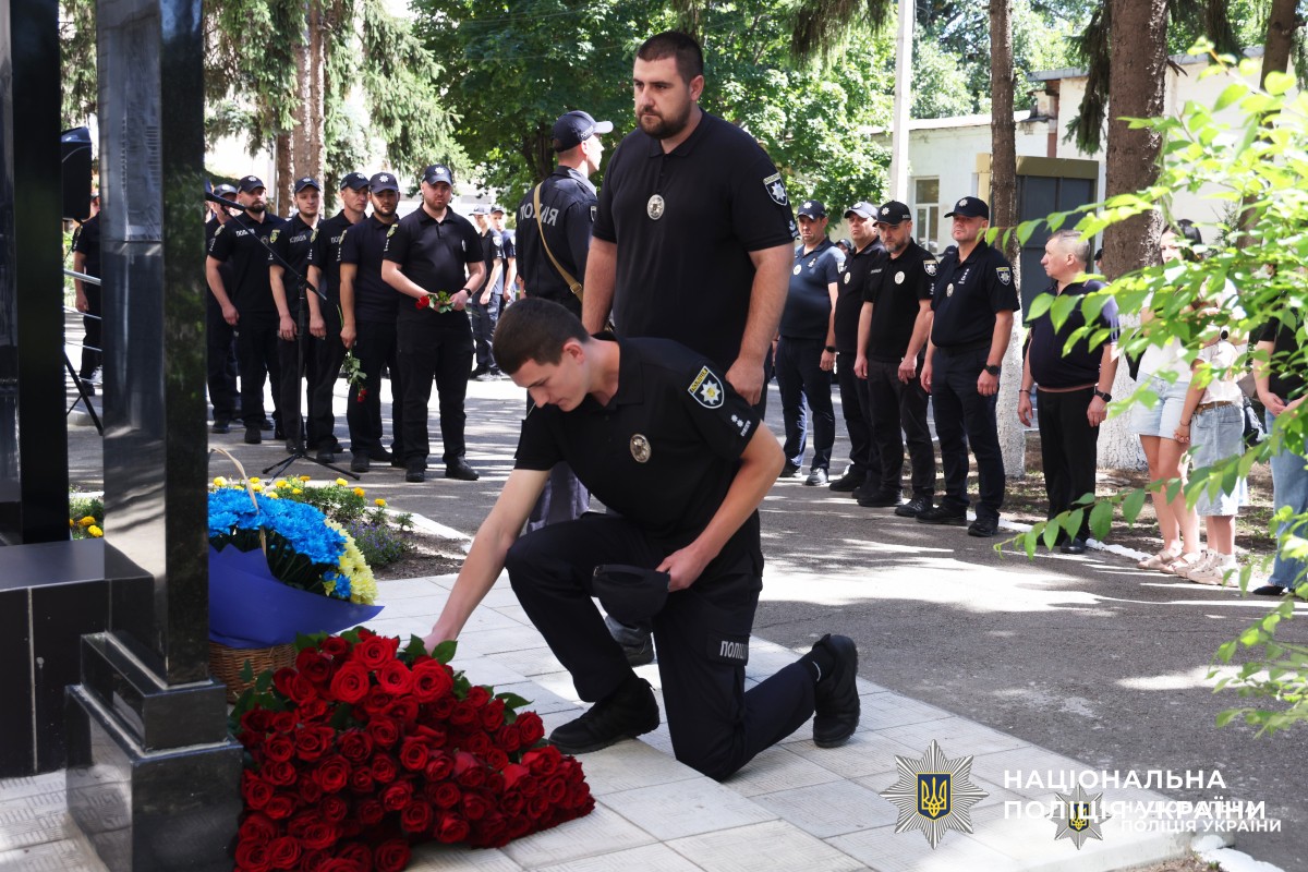 Назавжди в строю: у Харкові відкрили меморіальну стелу поліцейському Денису Котляру