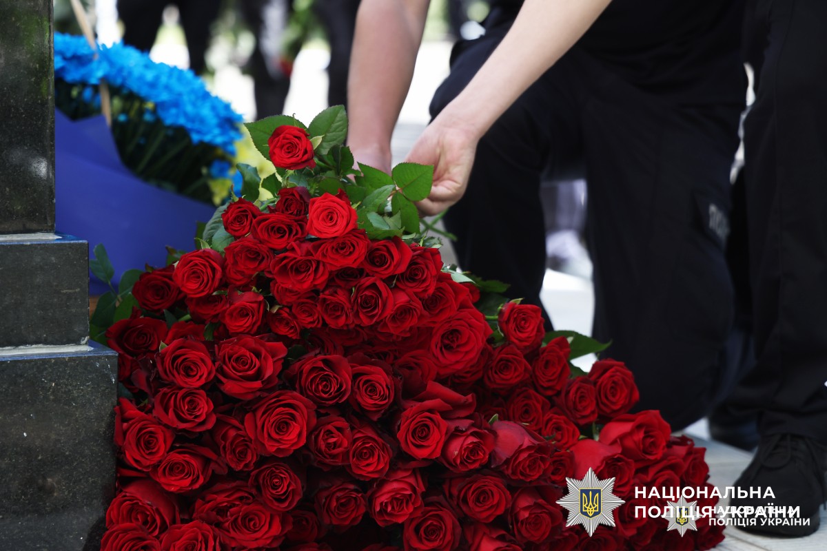 Назавжди в строю: у Харкові відкрили меморіальну стелу поліцейському Денису Котляру