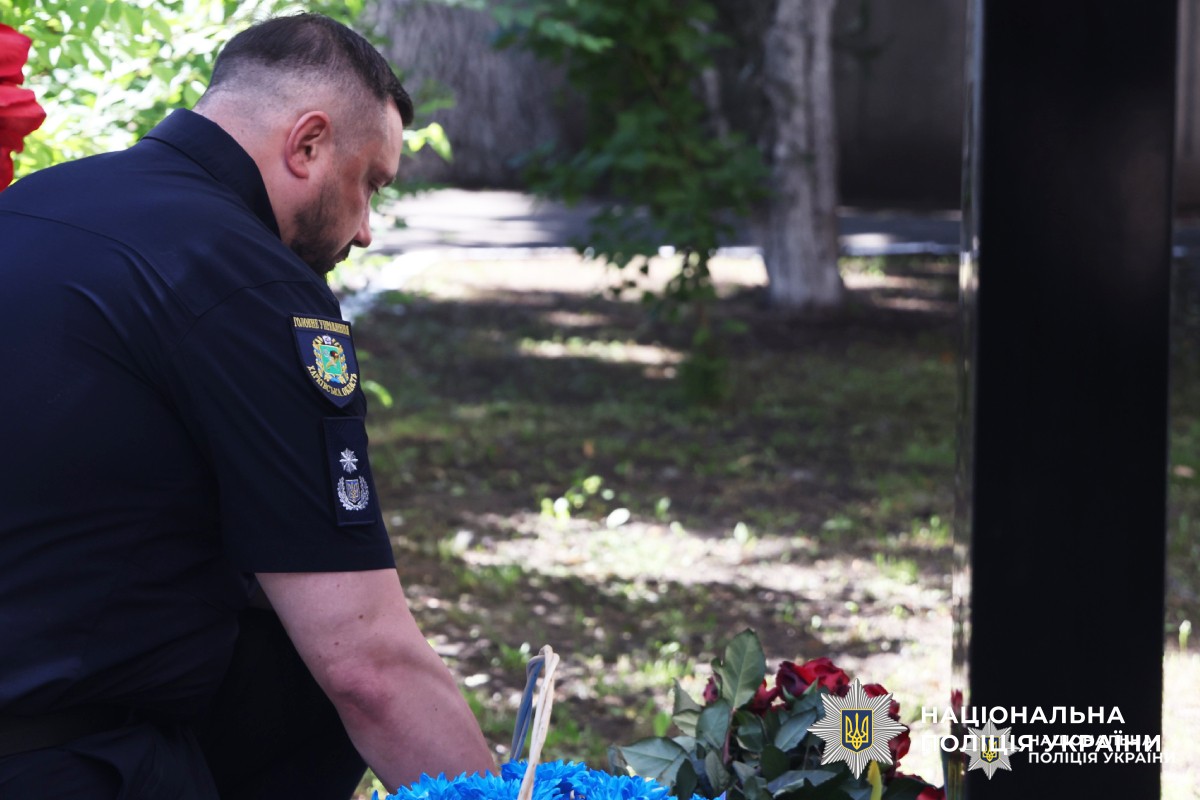 Назавжди в строю: у Харкові відкрили меморіальну стелу поліцейському Денису Котляру