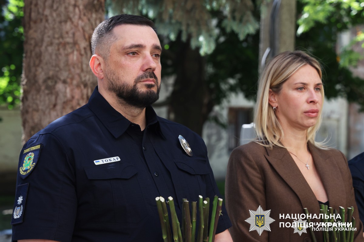 Назавжди в строю: у Харкові відкрили меморіальну стелу поліцейському Денису Котляру