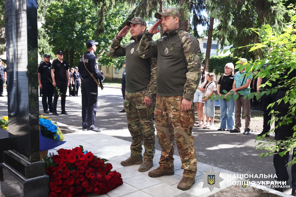 Назавжди в строю: у Харкові відкрили меморіальну стелу поліцейському Денису Котляру