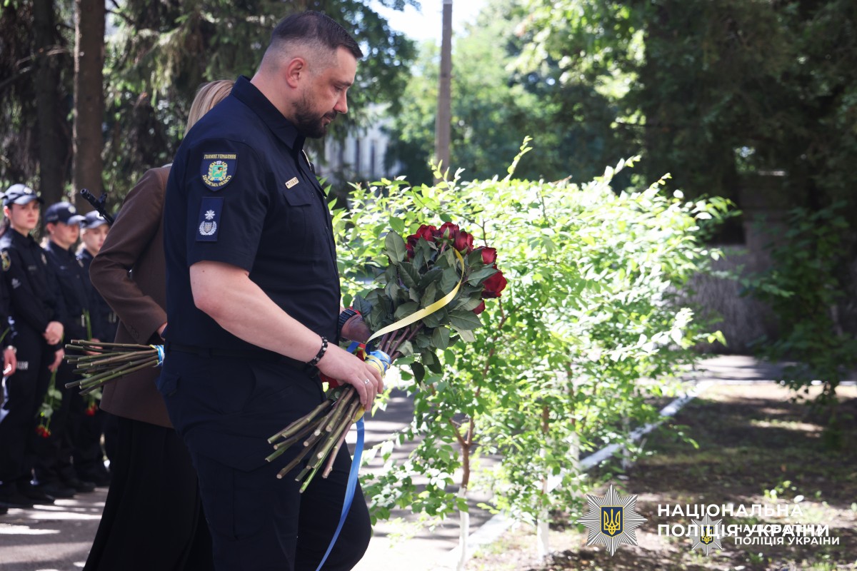 Назавжди в строю: у Харкові відкрили меморіальну стелу поліцейському Денису Котляру
