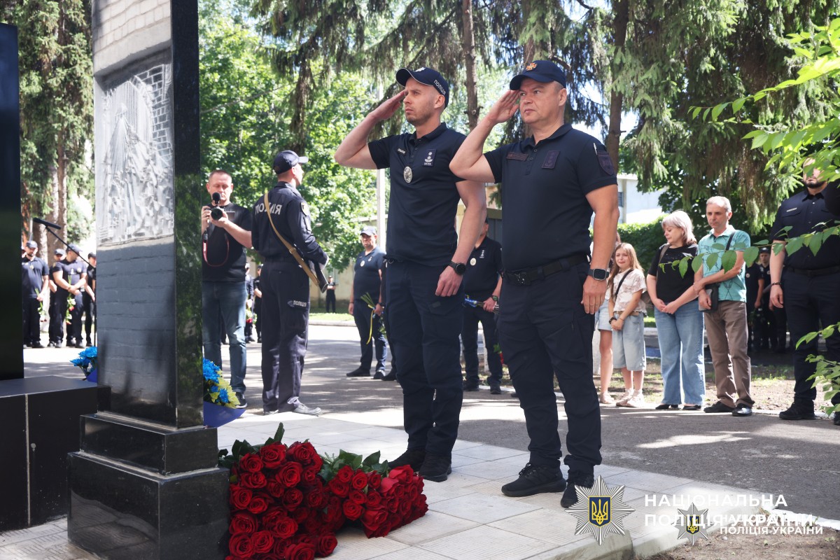Назавжди в строю: у Харкові відкрили меморіальну стелу поліцейському Денису Котляру