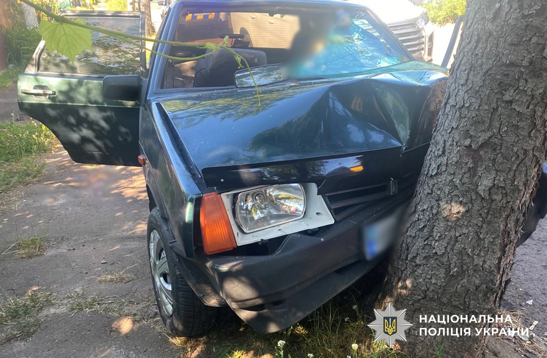 Загинули двоє водіїв у ДТП: 16-річний мотоцикліст врізався в паркан, пенсіонер на ВАЗ в’їхав у дерево на узбіччі