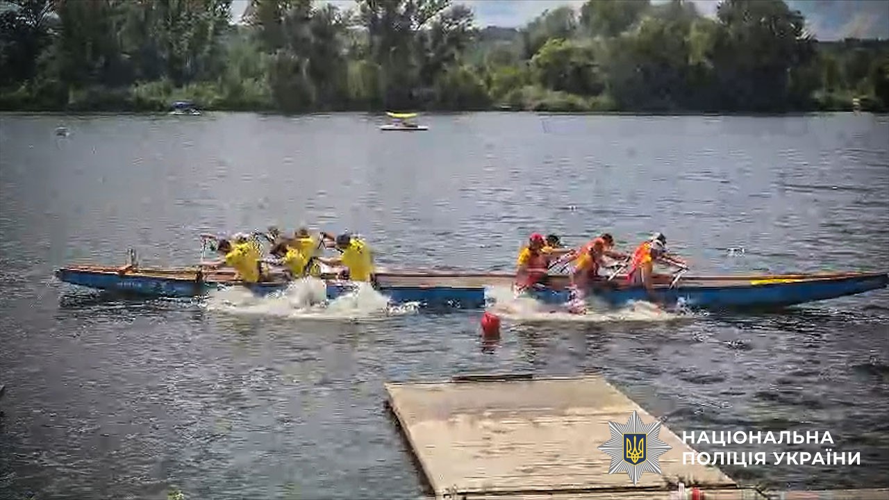 Сила духу на воді: поліцейські Полтавщини взяли участь у змаганнях на човнах-драконах