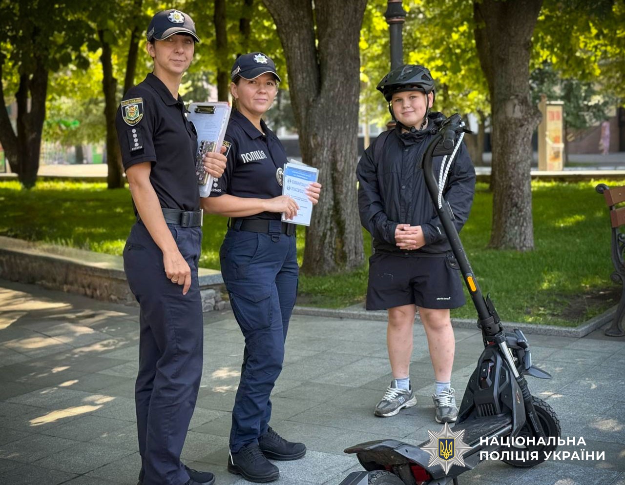 Світловідбивачі, шоломи та уважність: у Кременчуці поліцейські нагадали громадянам правила, які рятують життя