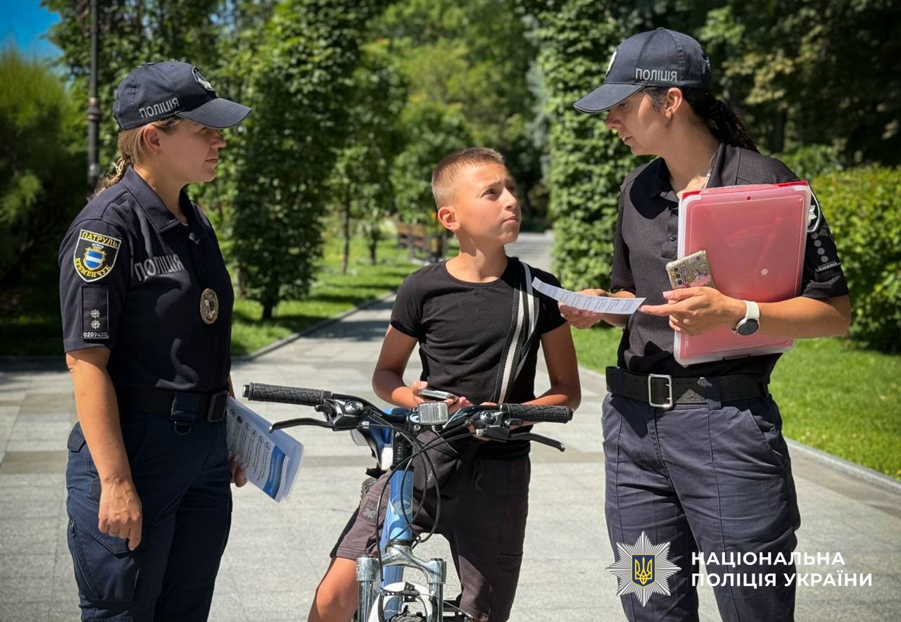 Світловідбивачі, шоломи та уважність: у Кременчуці поліцейські нагадали громадянам правила, які рятують життя