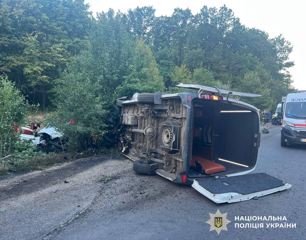 Пошкоджене авто на місці ДТП