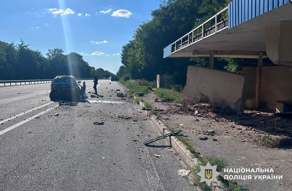 Четверо травмованих, двоє у реанімації: на Звягельщині Kia в’їхала в зупинку