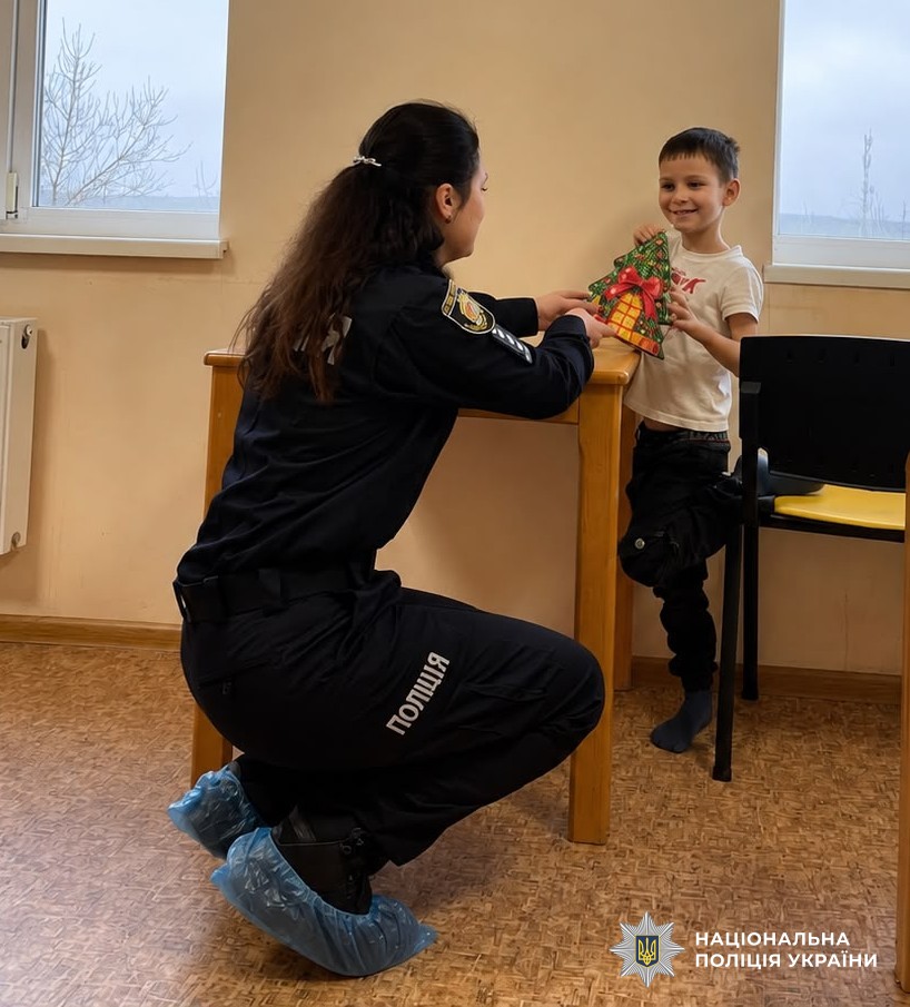 поліцейська з дитиною