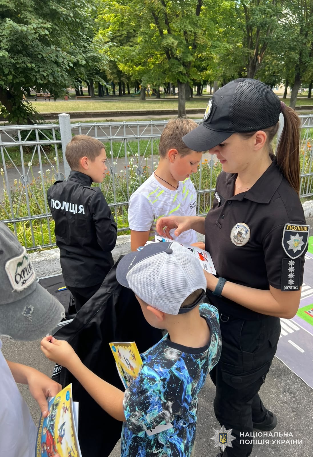 Поліцейські завітали до літнього табору «Ми вдома в Україні» до однієї зі шкіл райцентру. Під час заходу правоохоронці навчали діток правильно діяти у небезпечних ситуаціях та нагадали їм правила, які допомагають зберегти життя і здоров’я.