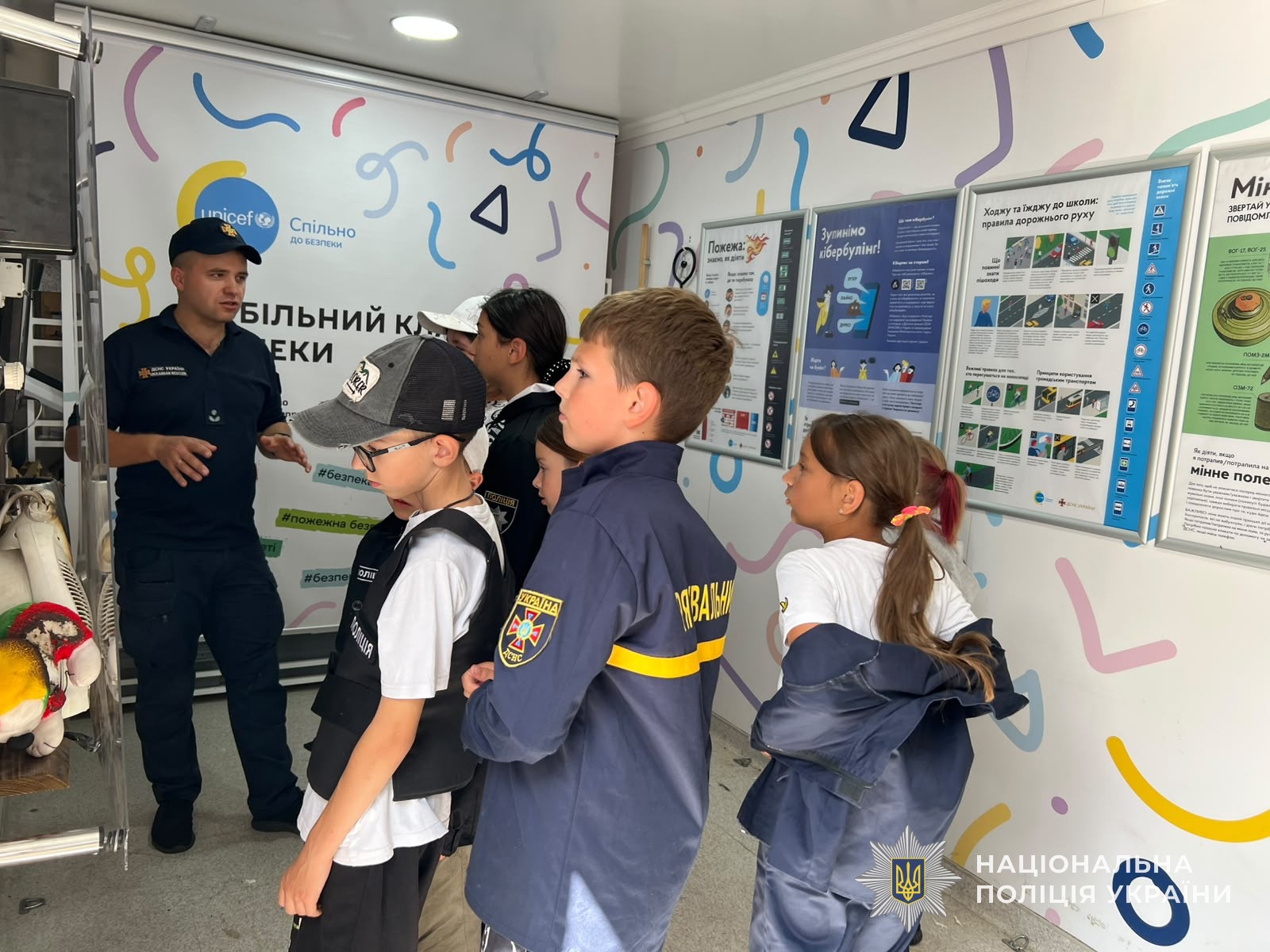 Поліцейські завітали до літнього табору «Ми вдома в Україні» до однієї зі шкіл райцентру. Під час заходу правоохоронці навчали діток правильно діяти у небезпечних ситуаціях та нагадали їм правила, які допомагають зберегти життя і здоров’я.