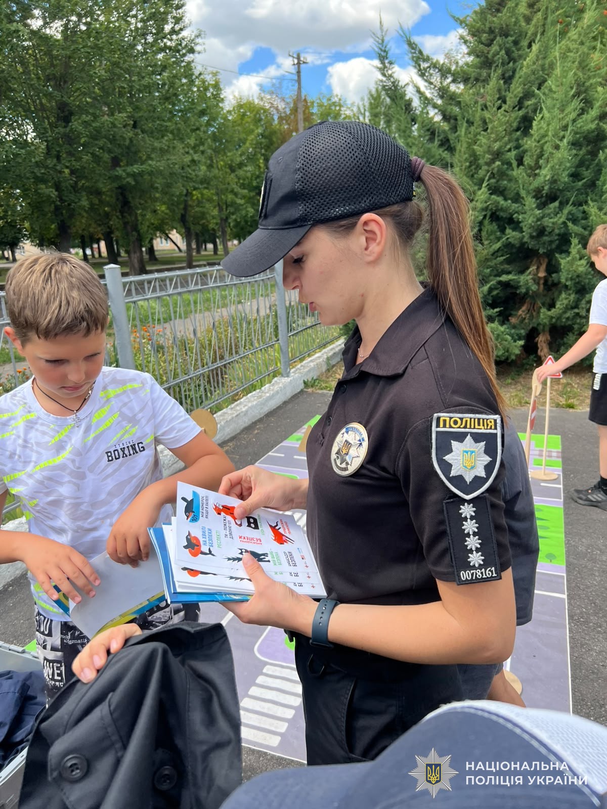 Поліцейські завітали до літнього табору «Ми вдома в Україні» до однієї зі шкіл райцентру. Під час заходу правоохоронці навчали діток правильно діяти у небезпечних ситуаціях та нагадали їм правила, які допомагають зберегти життя і здоров’я.