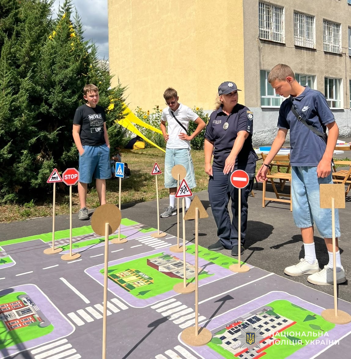 Поліцейські завітали до літнього табору «Ми вдома в Україні» до однієї зі шкіл райцентру. Під час заходу правоохоронці навчали діток правильно діяти у небезпечних ситуаціях та нагадали їм правила, які допомагають зберегти життя і здоров’я.