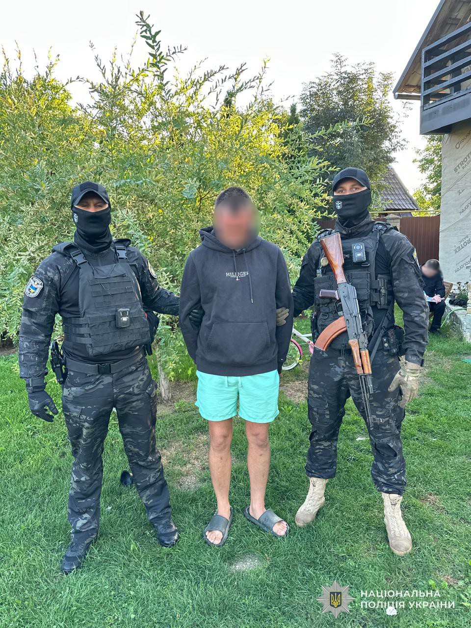 Попередньо встановлено, що 34-річний мешканець Самбірського району незаконно придбавав, зберігав та збував наркотичний засіб канабіс наркозалежним жителям району методом із «рук в руки».