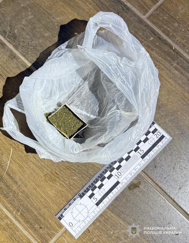 Попередньо встановлено, що 34-річний мешканець Самбірського району незаконно придбавав, зберігав та збував наркотичний засіб канабіс наркозалежним жителям району методом із «рук в руки».