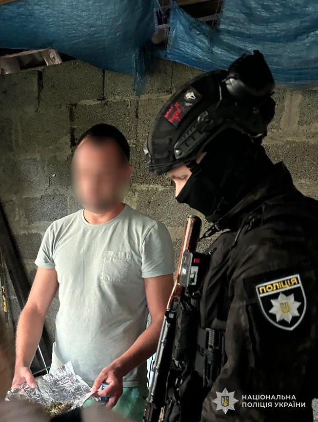Попередньо встановлено, що 34-річний мешканець Самбірського району незаконно придбавав, зберігав та збував наркотичний засіб канабіс наркозалежним жителям району методом із «рук в руки».