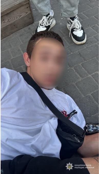 Як встановили правоохоронці, потерпілий передав зловмисникам 16 тисяч доларів та 2,6 тисяч євро для проведення термінової операції своїй доньці, яка нібито отримала тяжкі травми внаслідок дорожньо-транспортної пригоди.