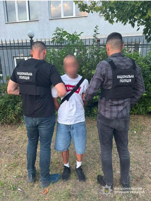 Як встановили правоохоронці, потерпілий передав зловмисникам 16 тисяч доларів та 2,6 тисяч євро для проведення термінової операції своїй доньці, яка нібито отримала тяжкі травми внаслідок дорожньо-транспортної пригоди.