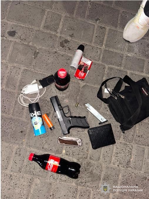 Як встановили правоохоронці, потерпілий передав зловмисникам 16 тисяч доларів та 2,6 тисяч євро для проведення термінової операції своїй доньці, яка нібито отримала тяжкі травми внаслідок дорожньо-транспортної пригоди.