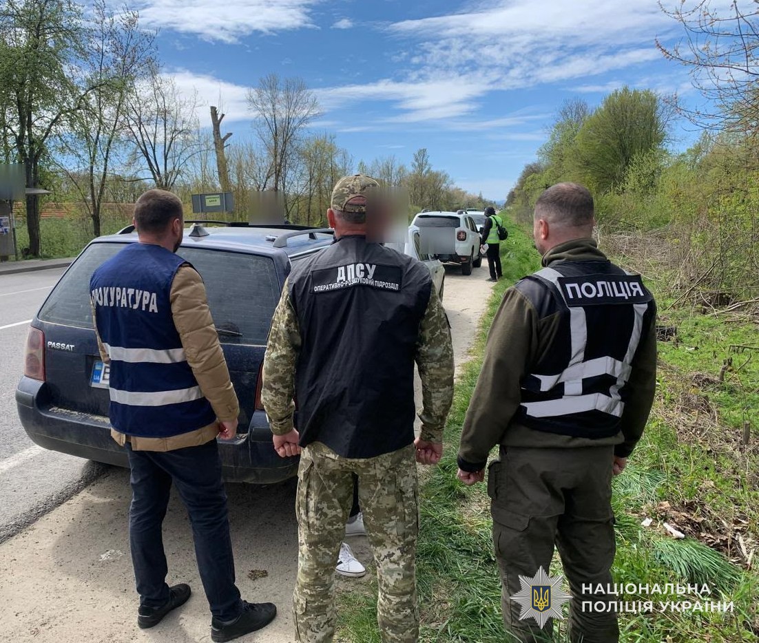 Фігуранти – мешканці Самбірщини віком 27 та 28 років, налагодили схему незаконного переправлення військовозобов’язаних громадян через державний кордон України на територію Євросоюзу поза межами пунктів пропуску в період дії воєнного стану.