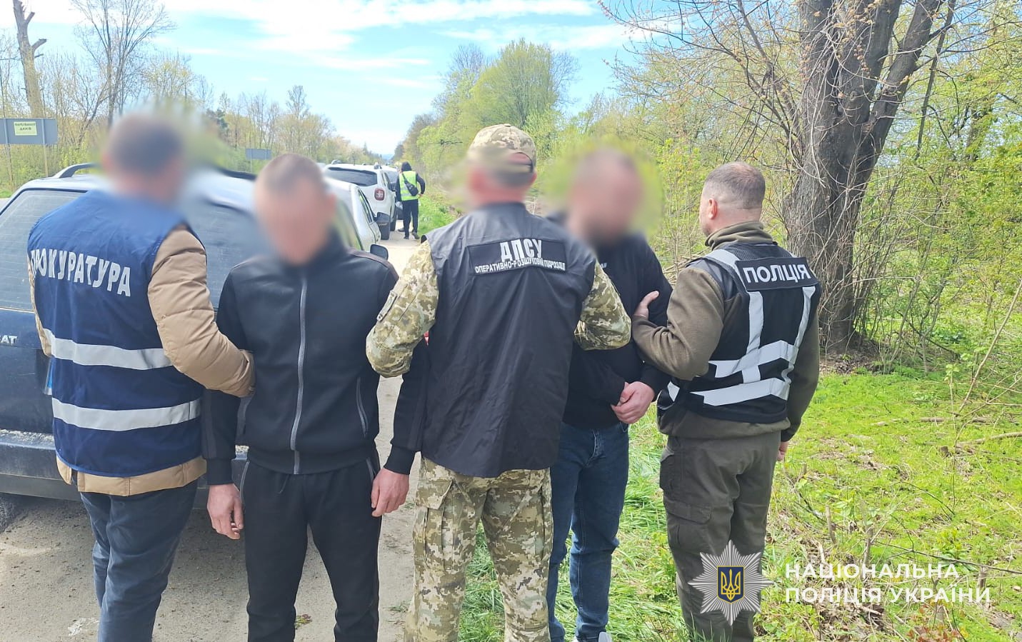 Фігуранти – мешканці Самбірщини віком 27 та 28 років, налагодили схему незаконного переправлення військовозобов’язаних громадян через державний кордон України на територію Євросоюзу поза межами пунктів пропуску в період дії воєнного стану.