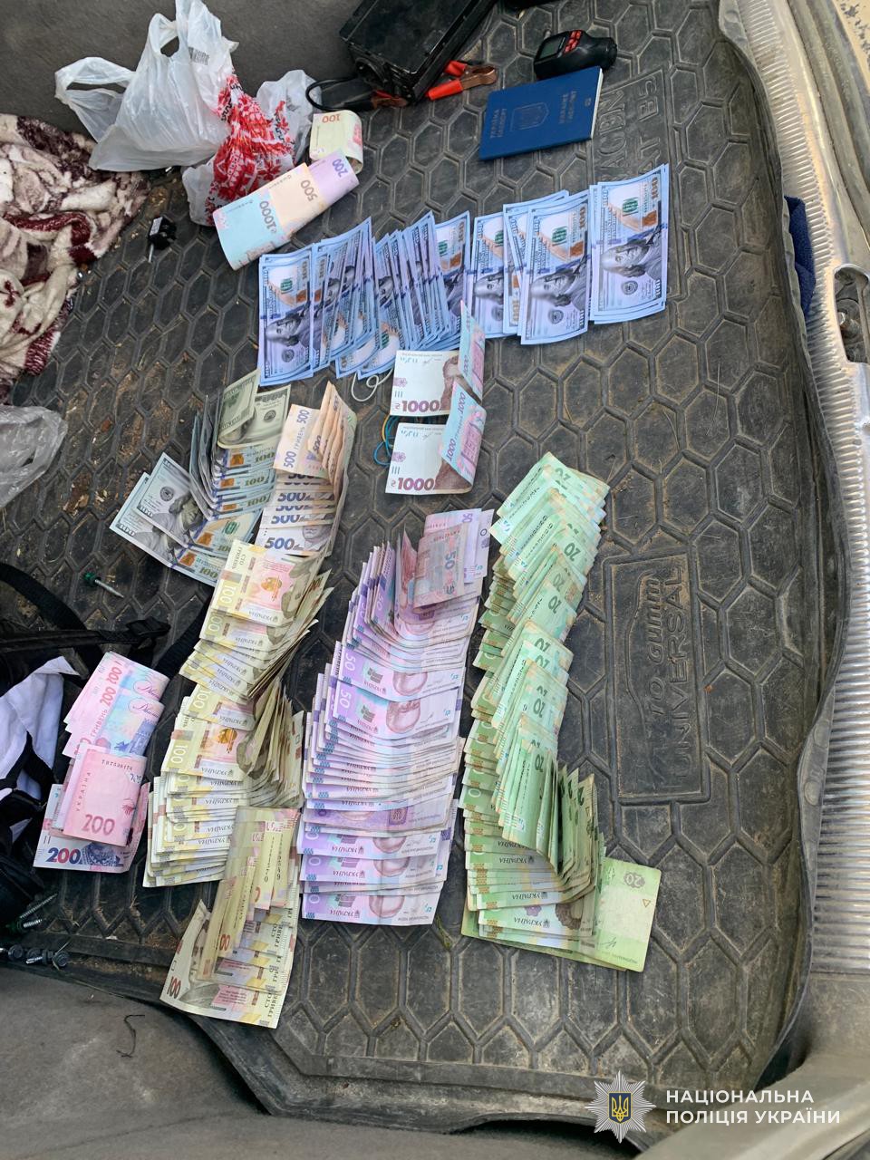 Фігуранти – мешканці Самбірщини віком 27 та 28 років, налагодили схему незаконного переправлення військовозобов’язаних громадян через державний кордон України на територію Євросоюзу поза межами пунктів пропуску в період дії воєнного стану.