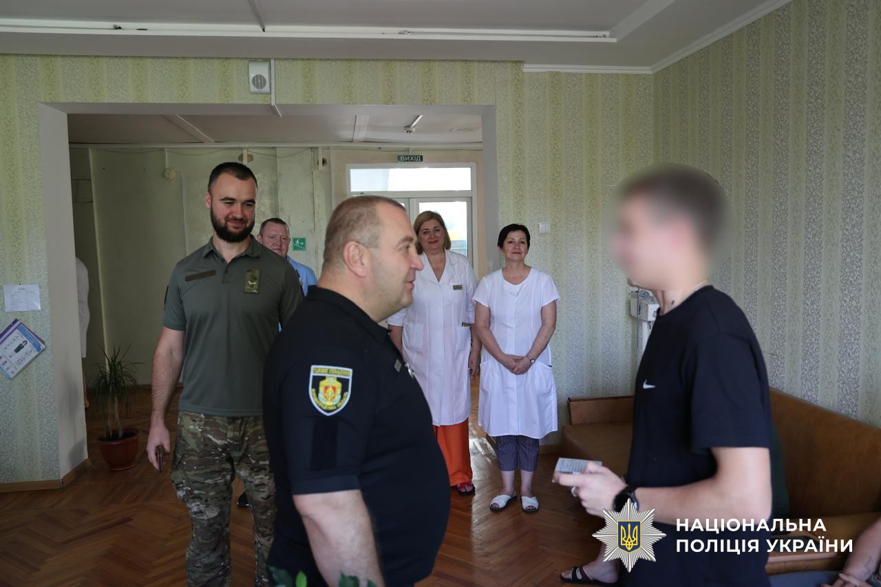 Керівник поліції відвідує поранених у лікарні