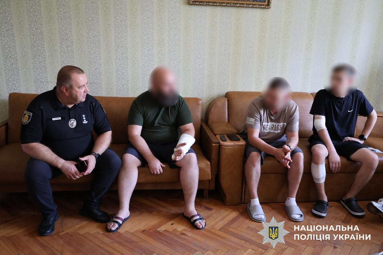 Керівник поліції відвідує поранених у лікарні