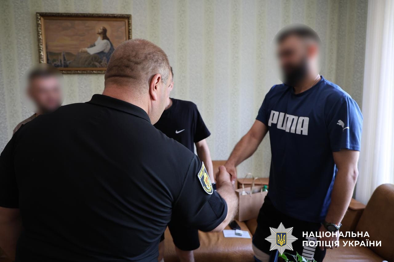 Керівник поліції відвідує поранених у лікарні