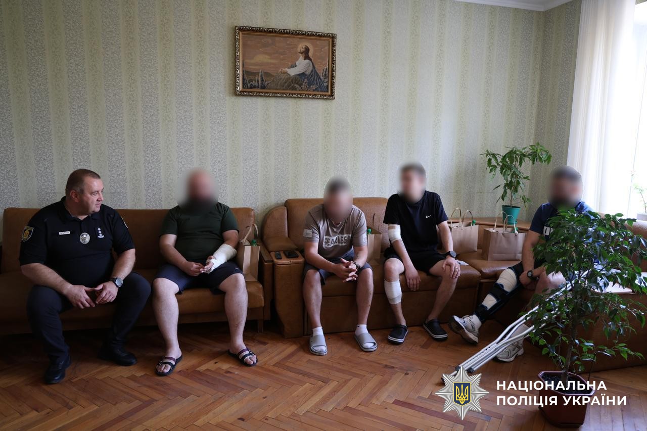 Керівник поліції відвідує поранених у лікарні