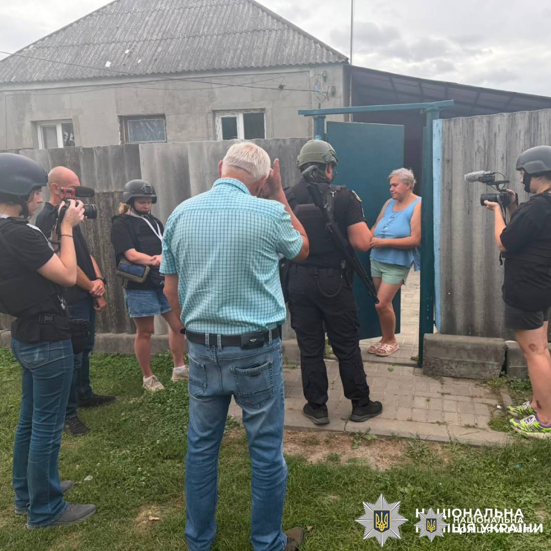 Поліцейські Дергачівщини спільно зі службою у справах дітей провели роз’яснювальну роботу серед населення щодо евакуації