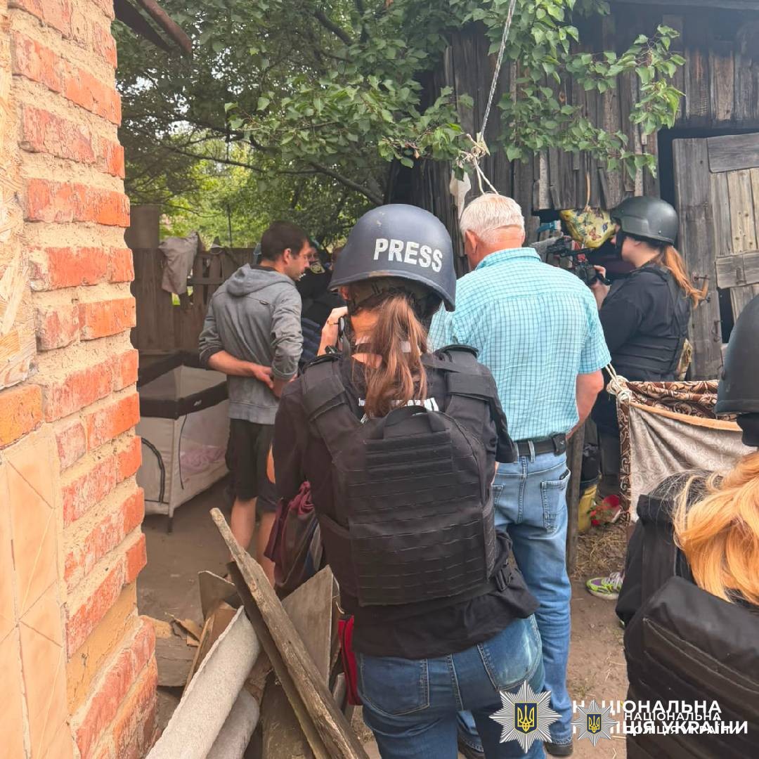 Поліцейські Дергачівщини спільно зі службою у справах дітей провели роз’яснювальну роботу серед населення щодо евакуації