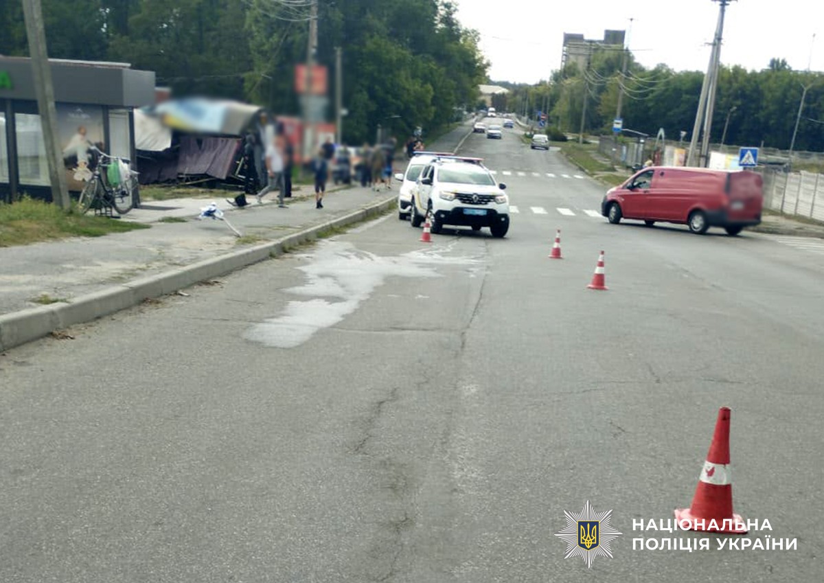 ДТП у Малині: водій Opel врізався у магазин, травмувалися він та 15-річний пасажир