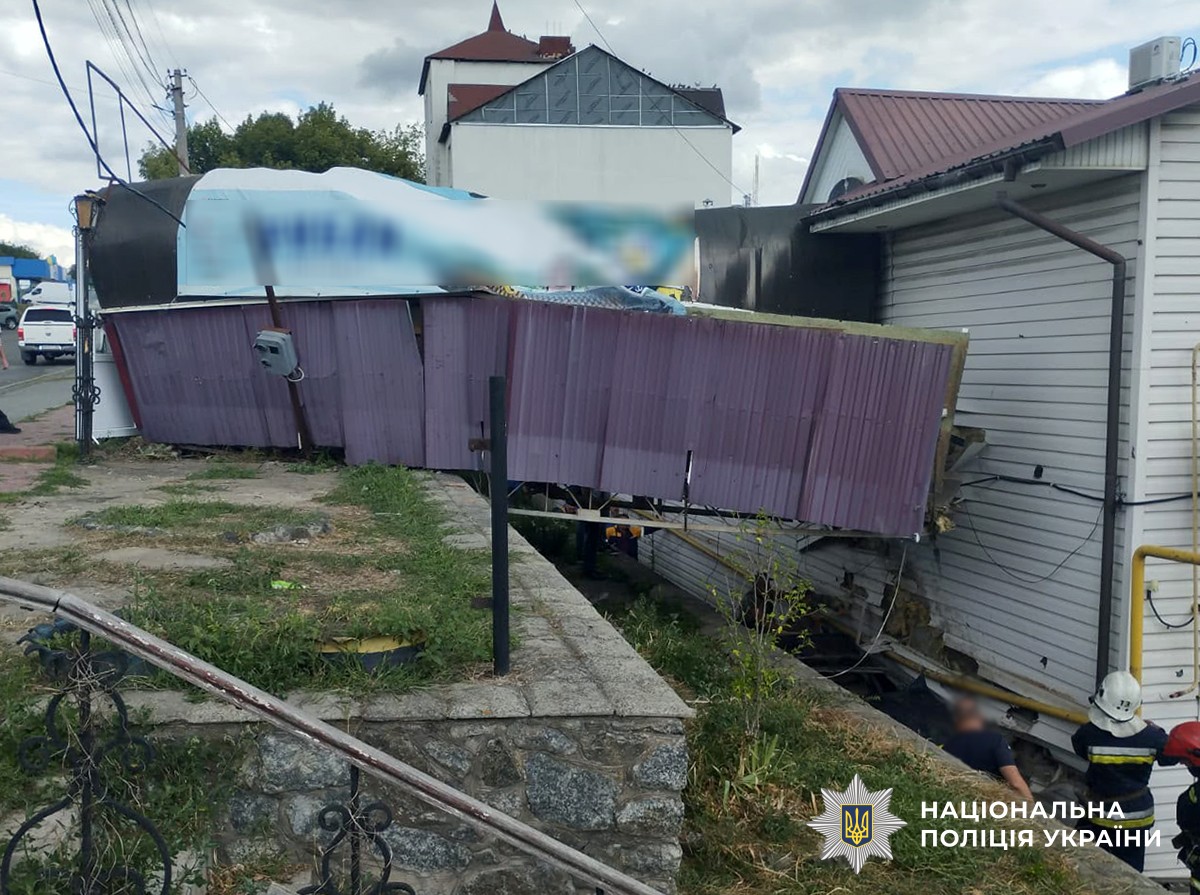 ДТП у Малині: водій Opel врізався у магазин, травмувалися він та 15-річний пасажир