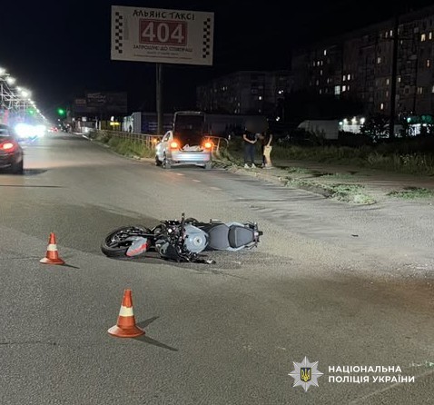 Пошкоджений мотоцикл на місці ДТП