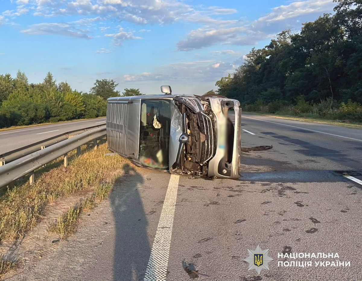 На Звягельщині зіткнулися Renault та Toyota: бус перекинувся, пасажир легковика в лікарні