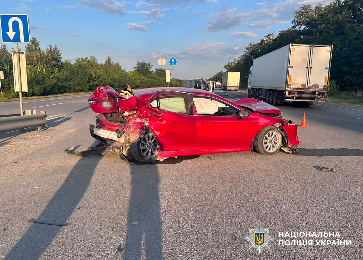 На Звягельщині зіткнулися Renault та Toyota: бус перекинувся, пасажир легковика в лікарні