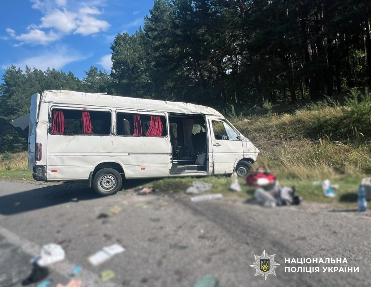 Семеро травмованих у ДТП на Житомирщині: пасажирський автобус перекинувся від зіткнення з авто