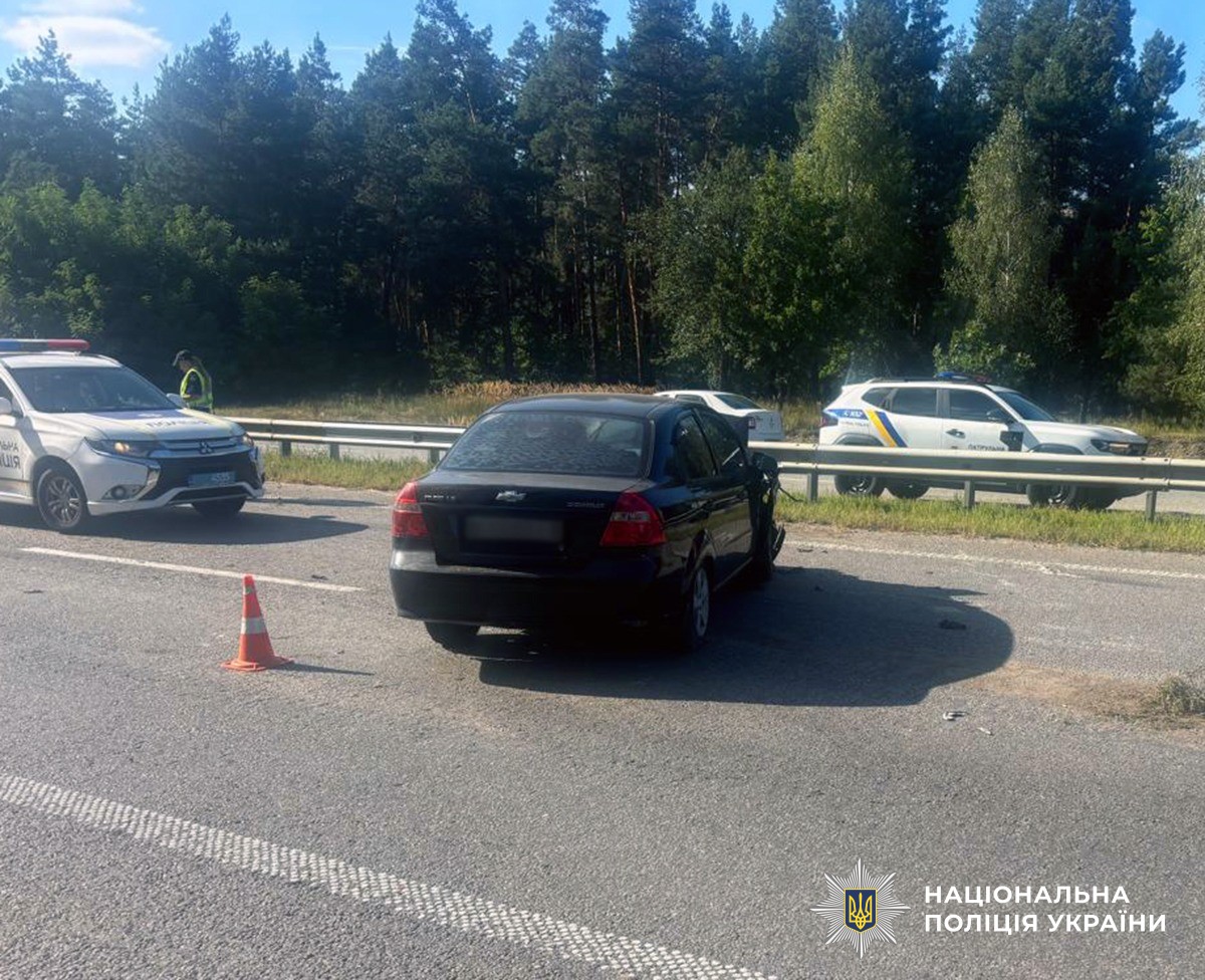 Семеро травмованих у ДТП на Житомирщині: пасажирський автобус перекинувся від зіткнення з авто