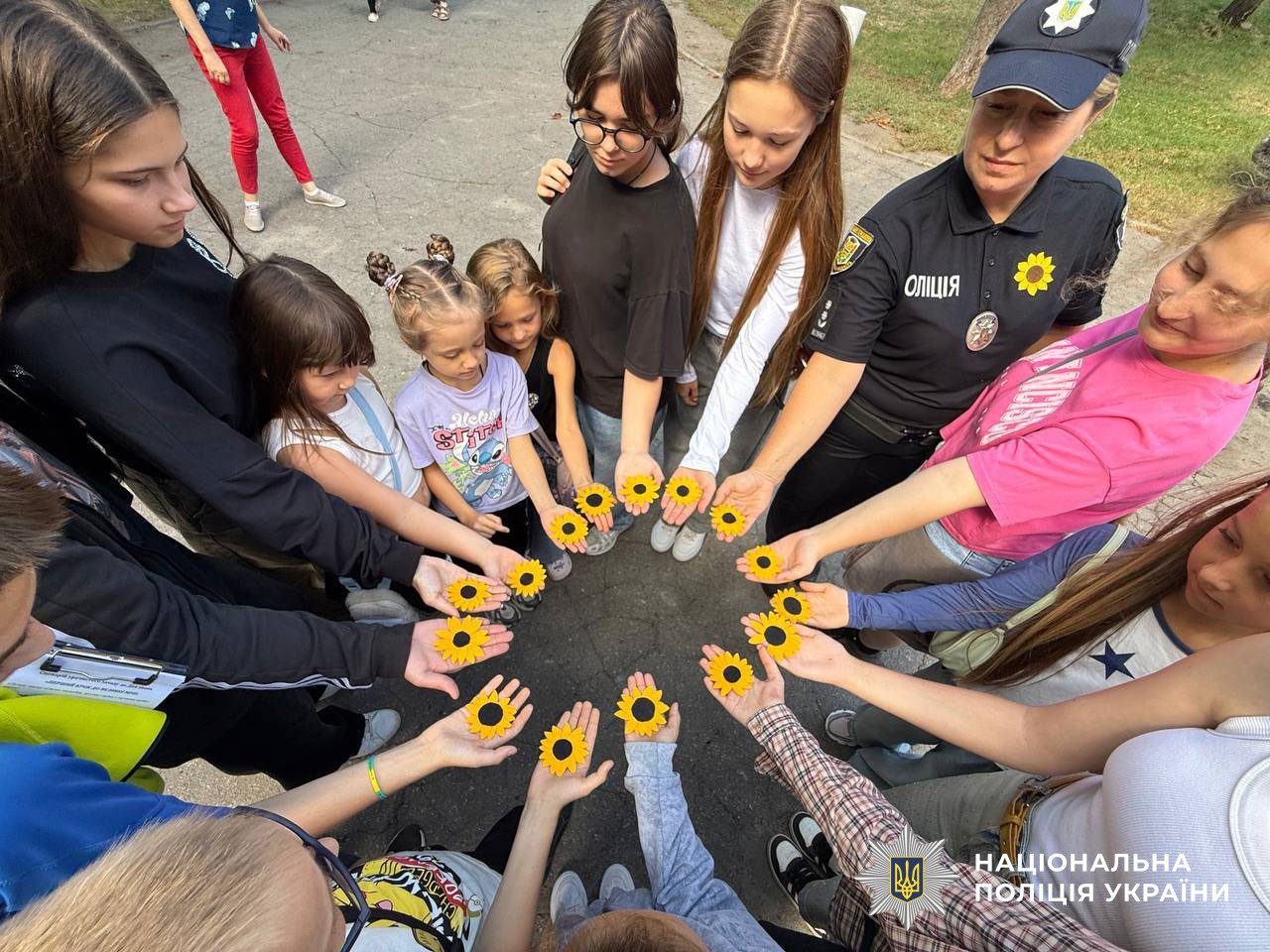 поліцейські проводять для дітей патріотичні зустрічі