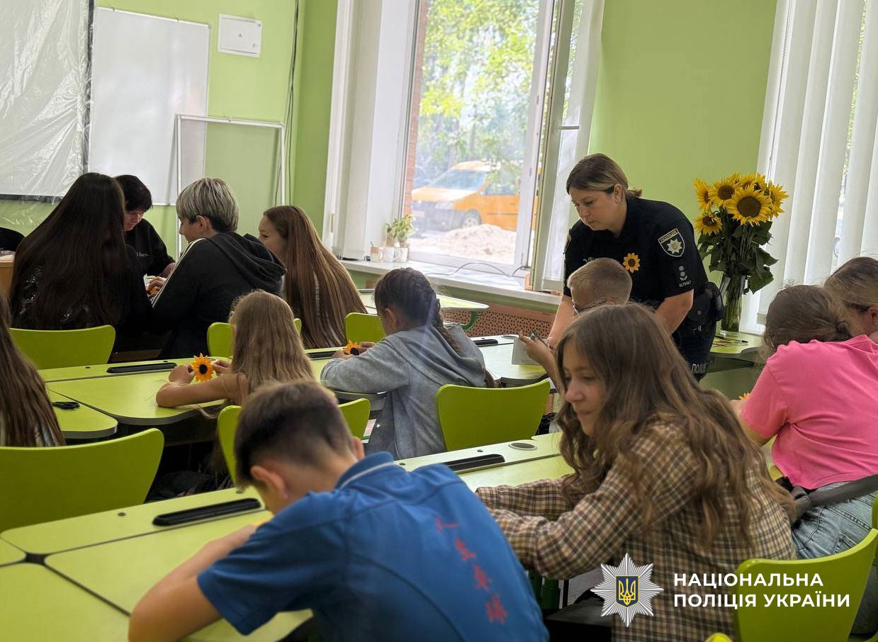 поліцейські проводять для дітей патріотичні зустрічі